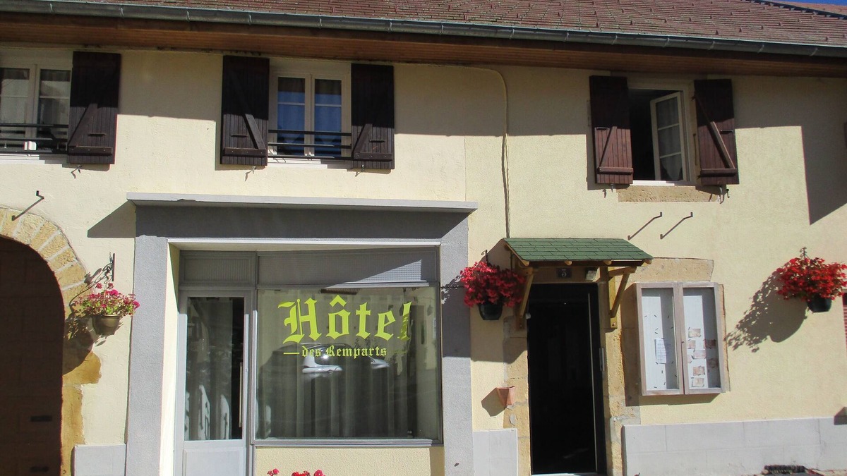 Nozeroy Hotel | Hôtel Les Remparts