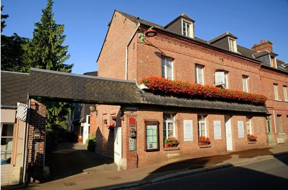 Forges-les-Eaux Hotel | Hôtel Restaurant La Paix La Robe et le Palais