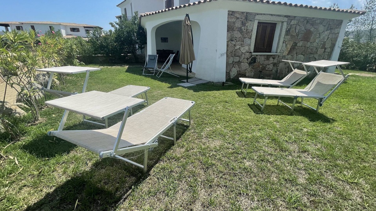 Budoni Apartment | H40 Villetta with swimming pool 2 minutes from the sandy beach and centre,garden
