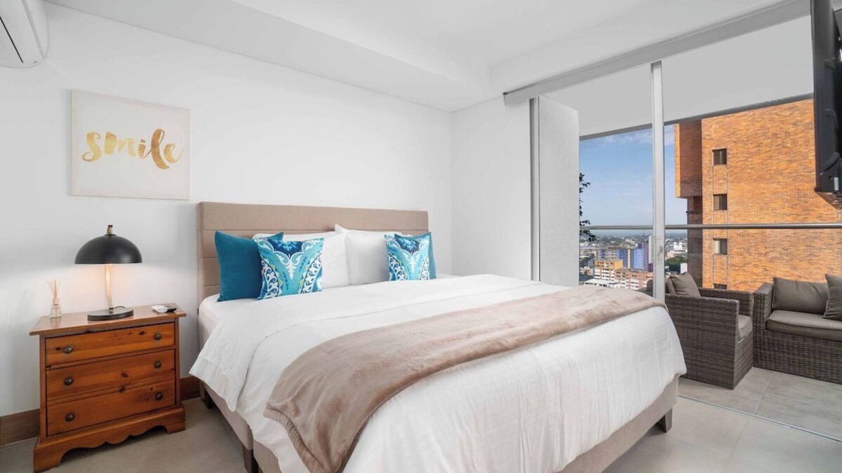 Granada Apartment | H809 - Penthouse Living | 2 Balconies | Pool | Gym