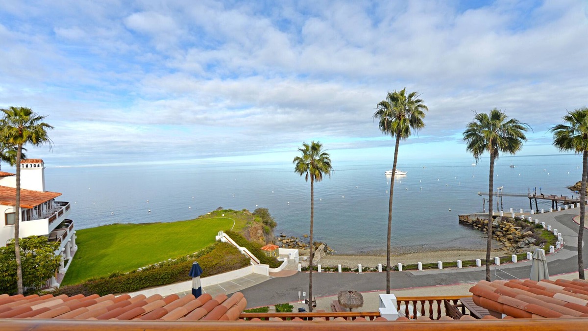 Avalon Condo | H890: Breathtaking ocean front villa, 2 Fireplaces, Cart, King Bed, VIEWS
