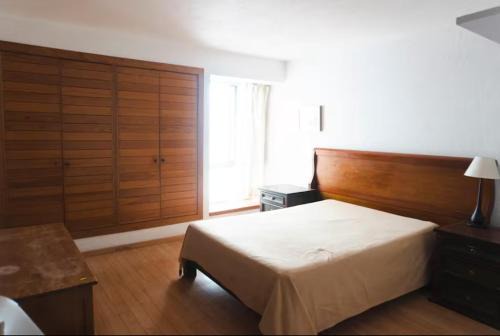 Providencia House | Habitación con baño en amplia casa H4