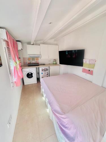 Caudiel House | Habitación con baño y cocina