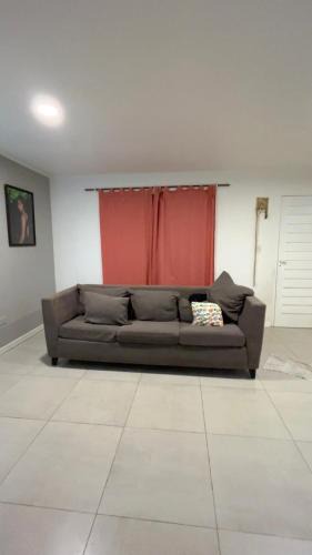 Tunuyan House | Habitación privada con cama matrimonial, baño y salida al jardín