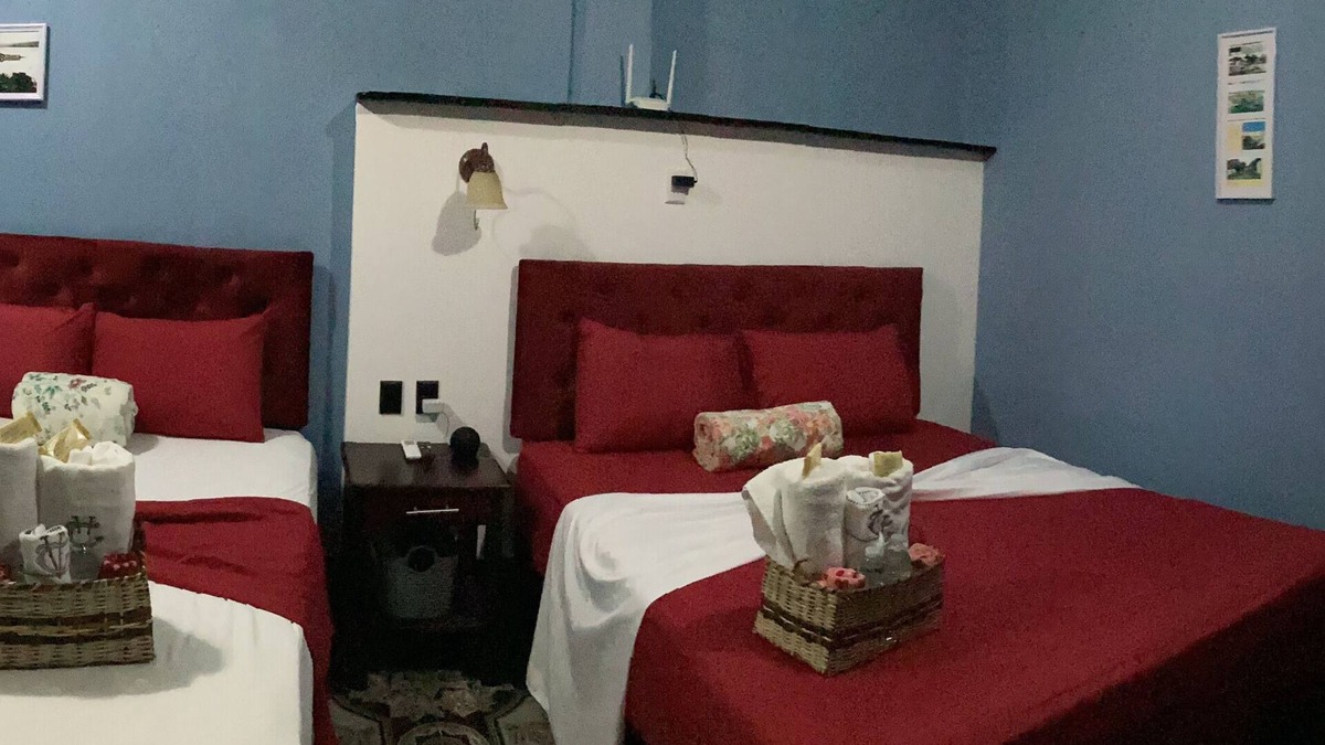 San Benito House | habitacion con dos camas queen refry y AC con balcon.