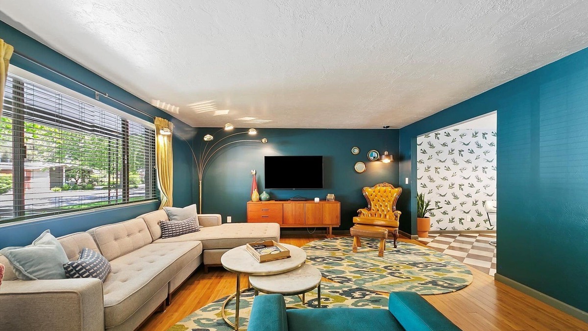 East End House | #HabitueHomes - The East End Retreat – King Bed, EV Charger, Natural Spring Pool!