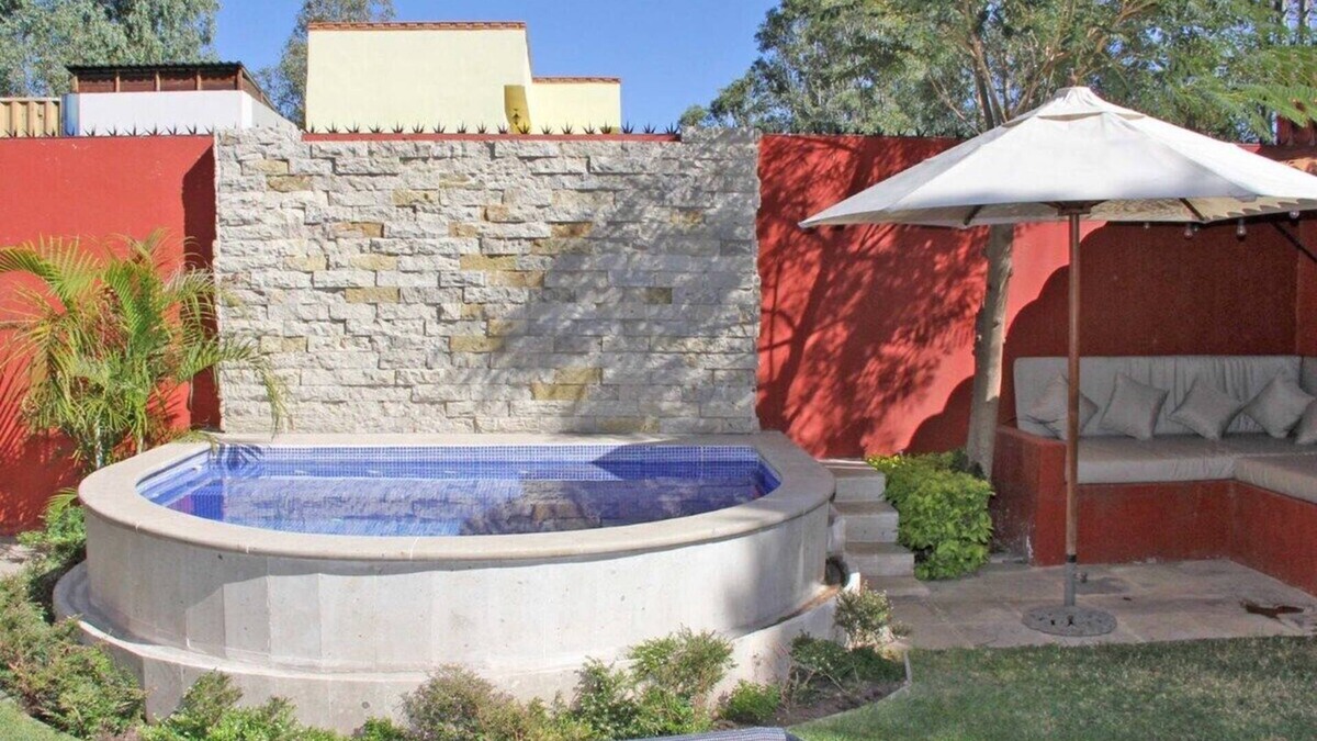 San Juan del Rio House | Hacienda-style colonial house near vineyards