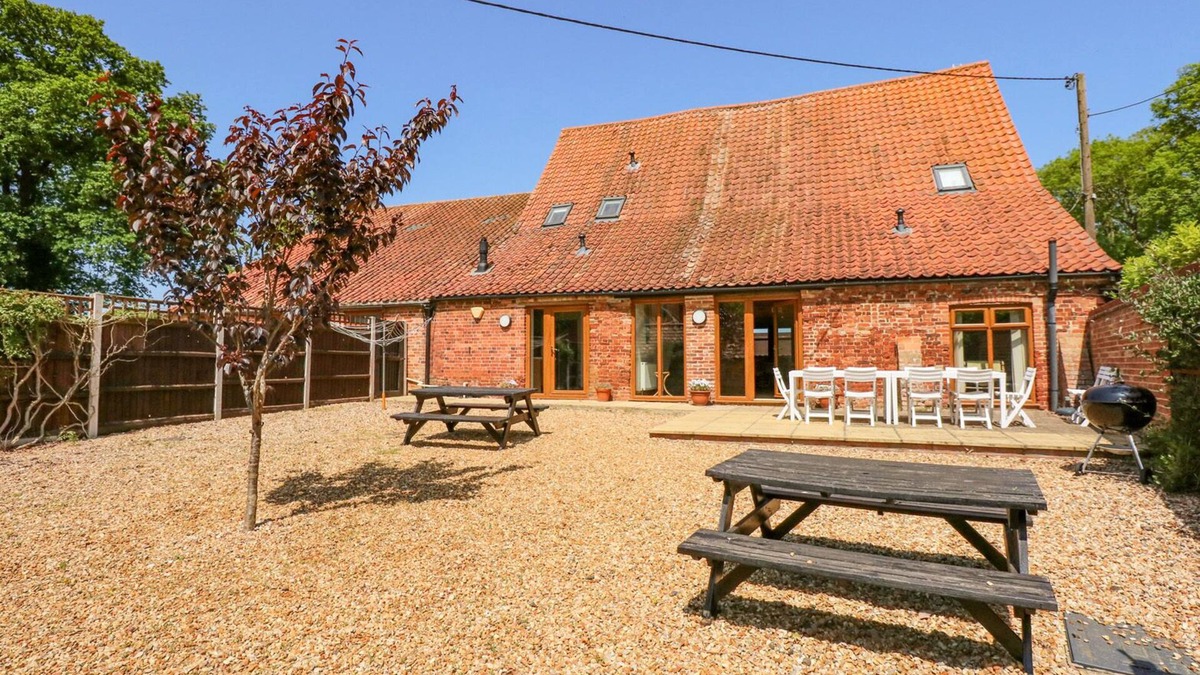 King's Lynn Cottage | HADLEIGH FARM BARN, pet friendly, with hot tub in King's Lynn