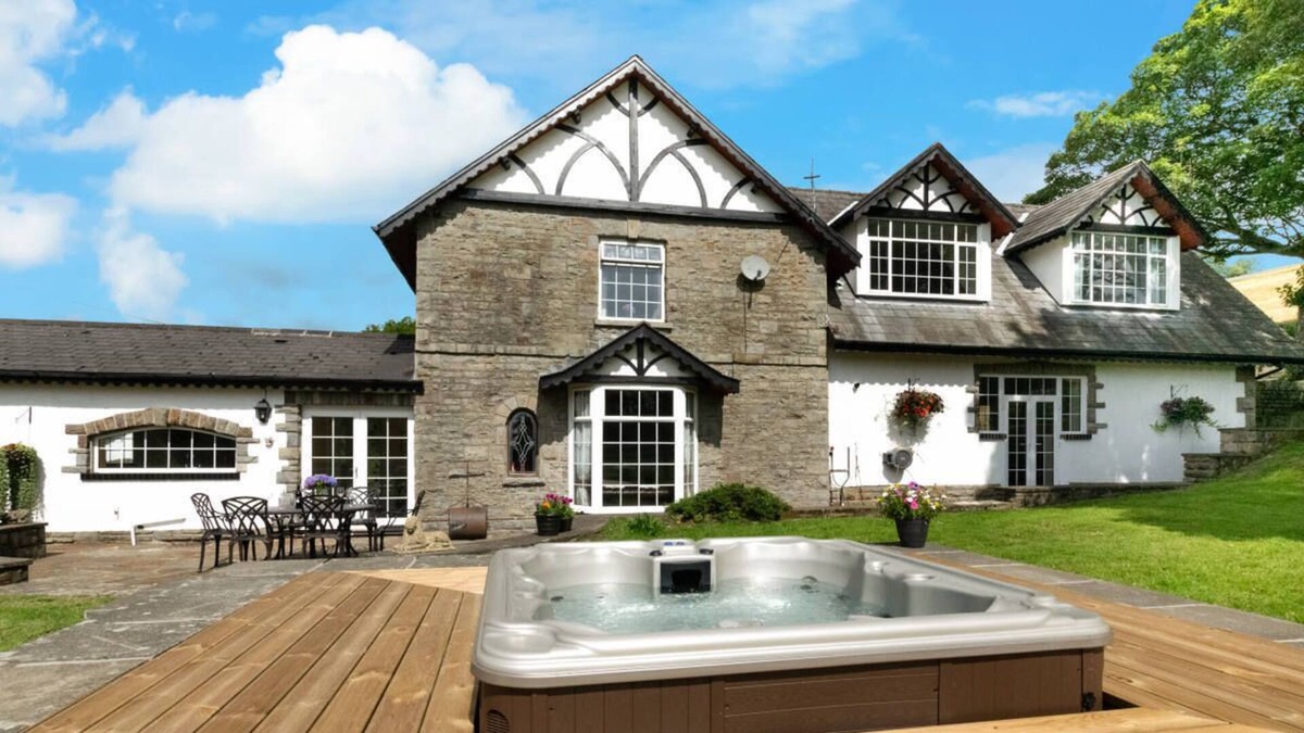 Trehafod House | Hafod Ganol Farm in Pontypridd