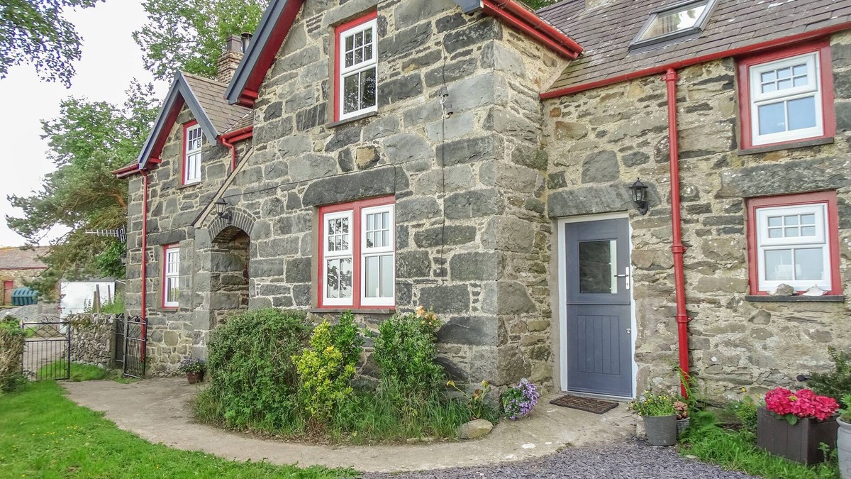 Henryd Cottage | HAFODTY, family friendly, with open fire in Conwy