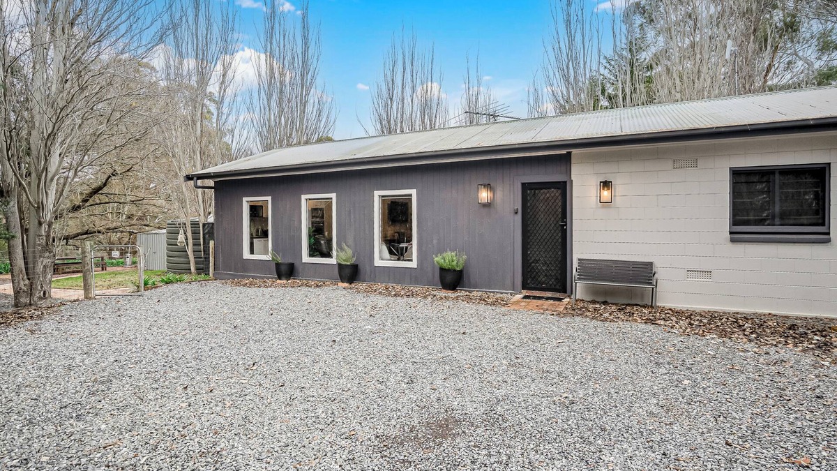 Paechtown Cottage | Hahndorf Providence Cottage 30 minutes from the CBD. Pet friendly. Outdoor bath