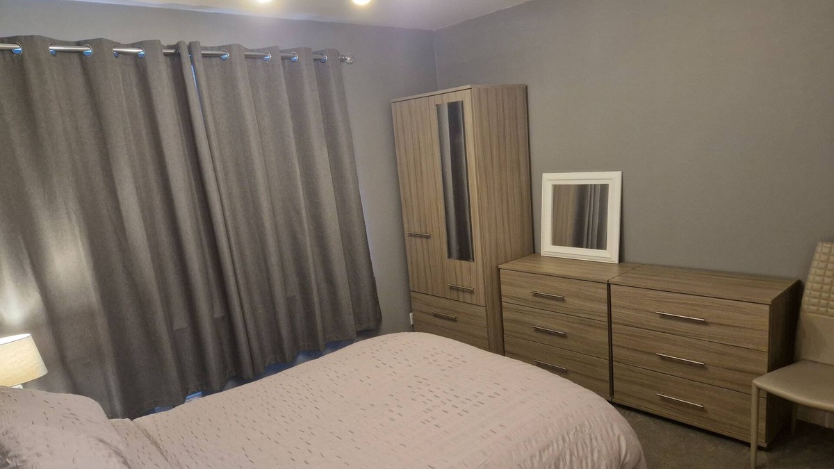 East Kilbride Apartment | Hairmyres home from home, close to the station and Hospital.