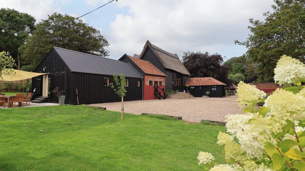 Wissett Cottage | HALCYON BARN, WISSETT, pet friendly, with hot tub in Halesworth