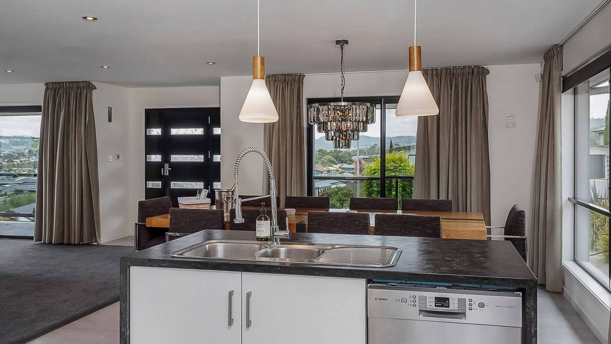 Oakdowns House | Halcyon Haven Spacious resort style luxury living