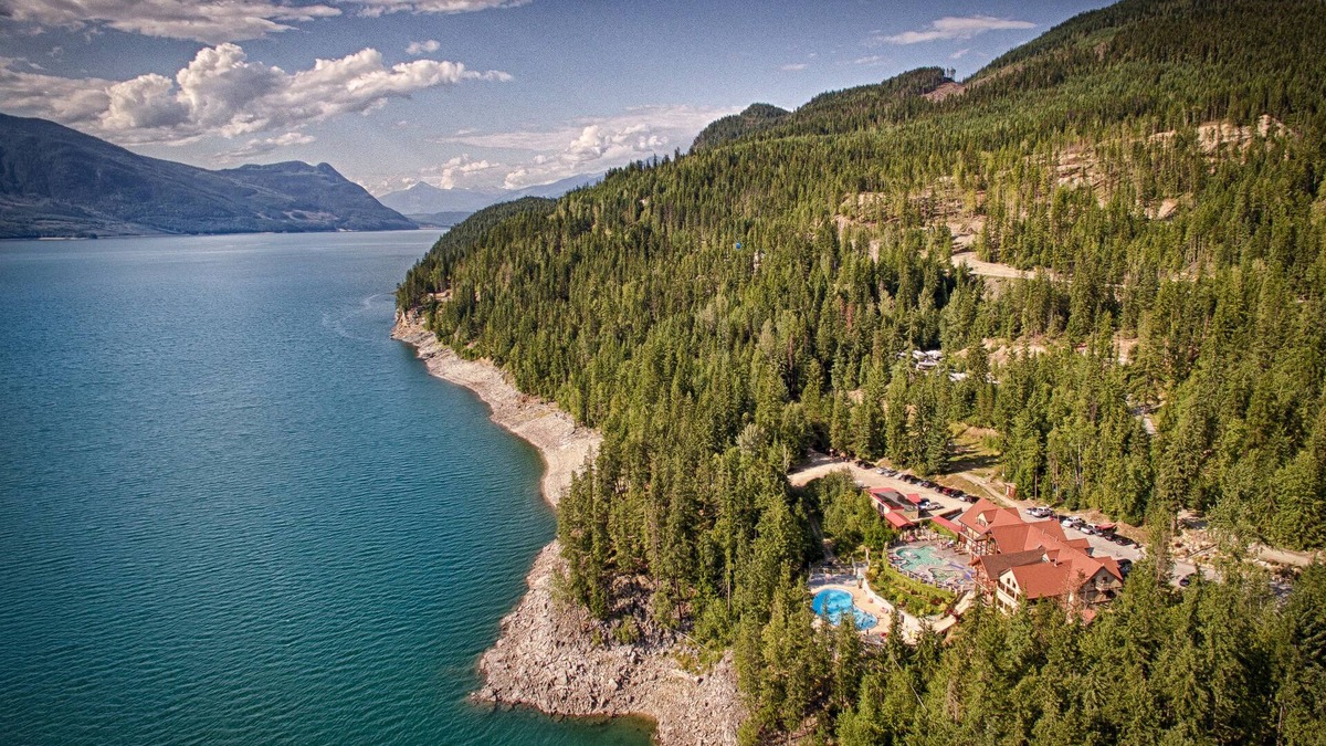 Nakusp Hotel | Halcyon Hot Springs Resort