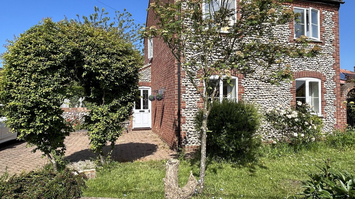 Bodham Cottage | Halcyon House - sleeps 5 guests in 3 bedrooms