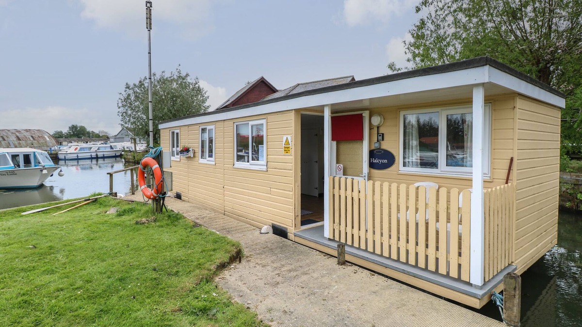 Stalham Cottage | HALCYON, pet friendly, with a garden in Stalham