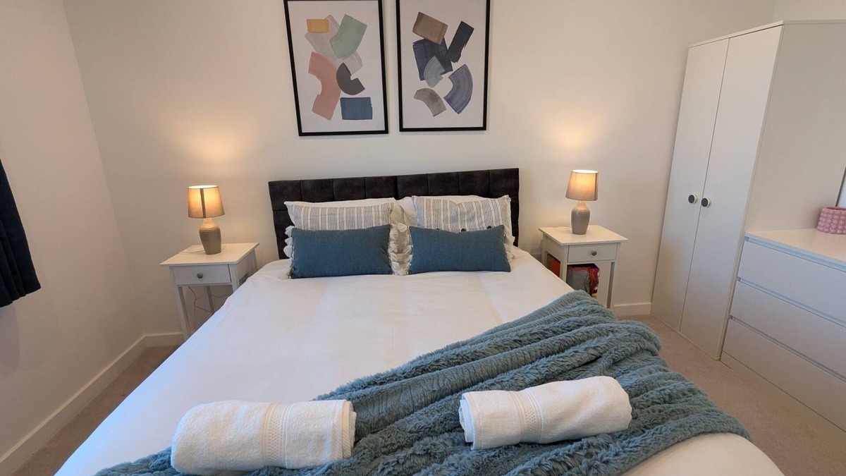 Tottenham Hale Apartment | Hale Elite Apartment : City Center : Retail Park