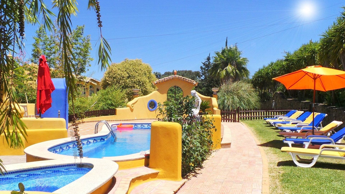 Penina Villa | Half hectare property, 6 comfort rooms w/private AC&Bathroom, garden, pool, 4-12 persons