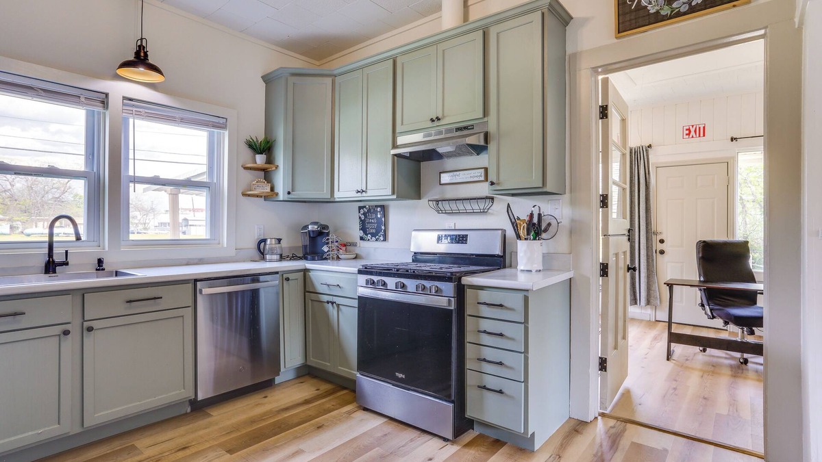 Lufkin Cottage | Half-mi to Dtwn Lufkin: Charming & Spacious Home!