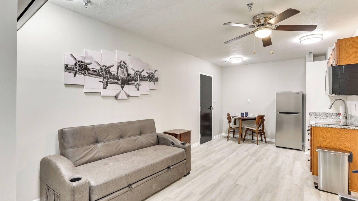 Oakland City Apartment | Half-Mi to Oakland City Golf Club: Sleek Apartment