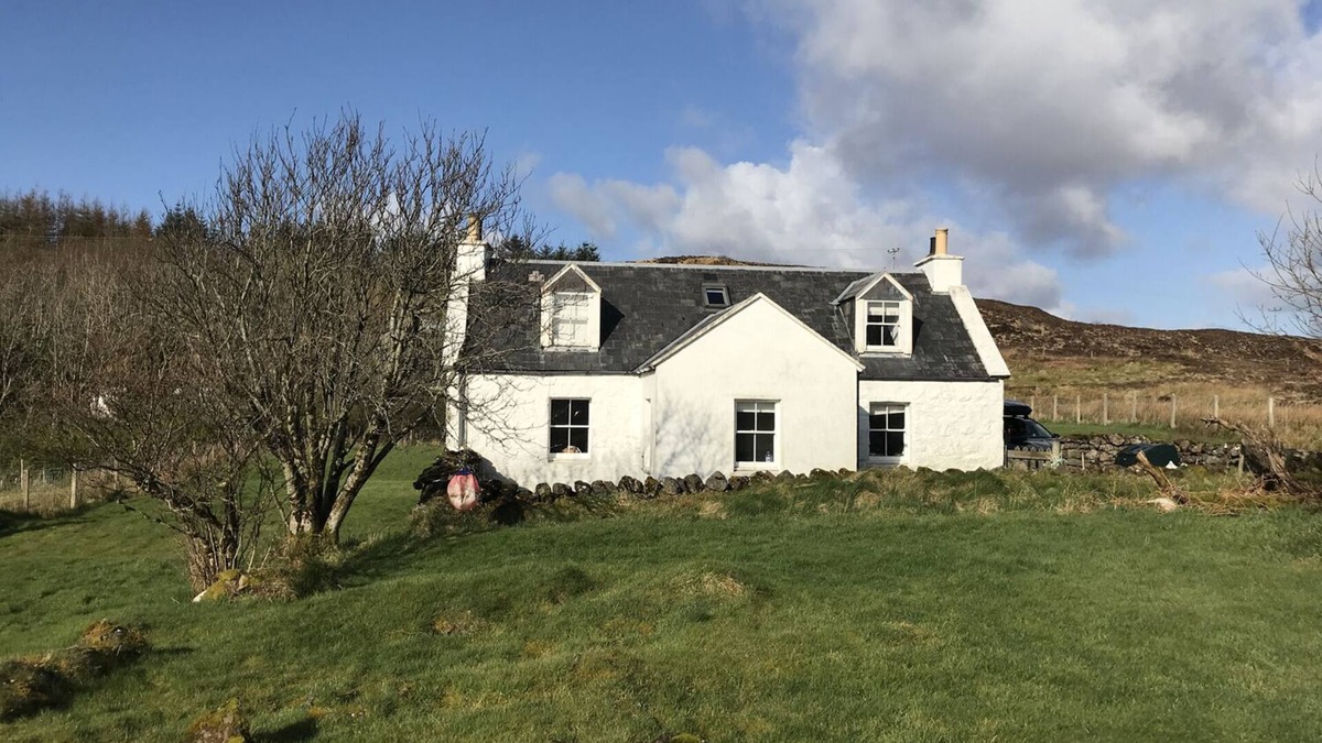 Portree Cottage | HALF OF 6, pet friendly, with open fire in Portree