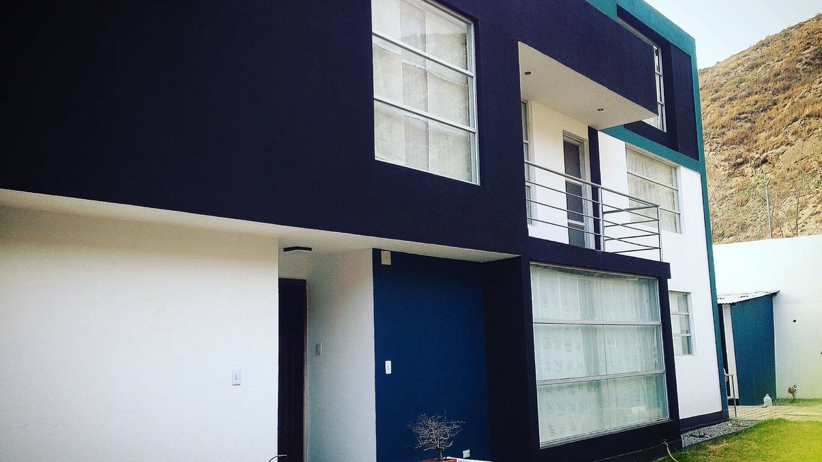 Pomasqui House | Half of the world - Black House - Black House