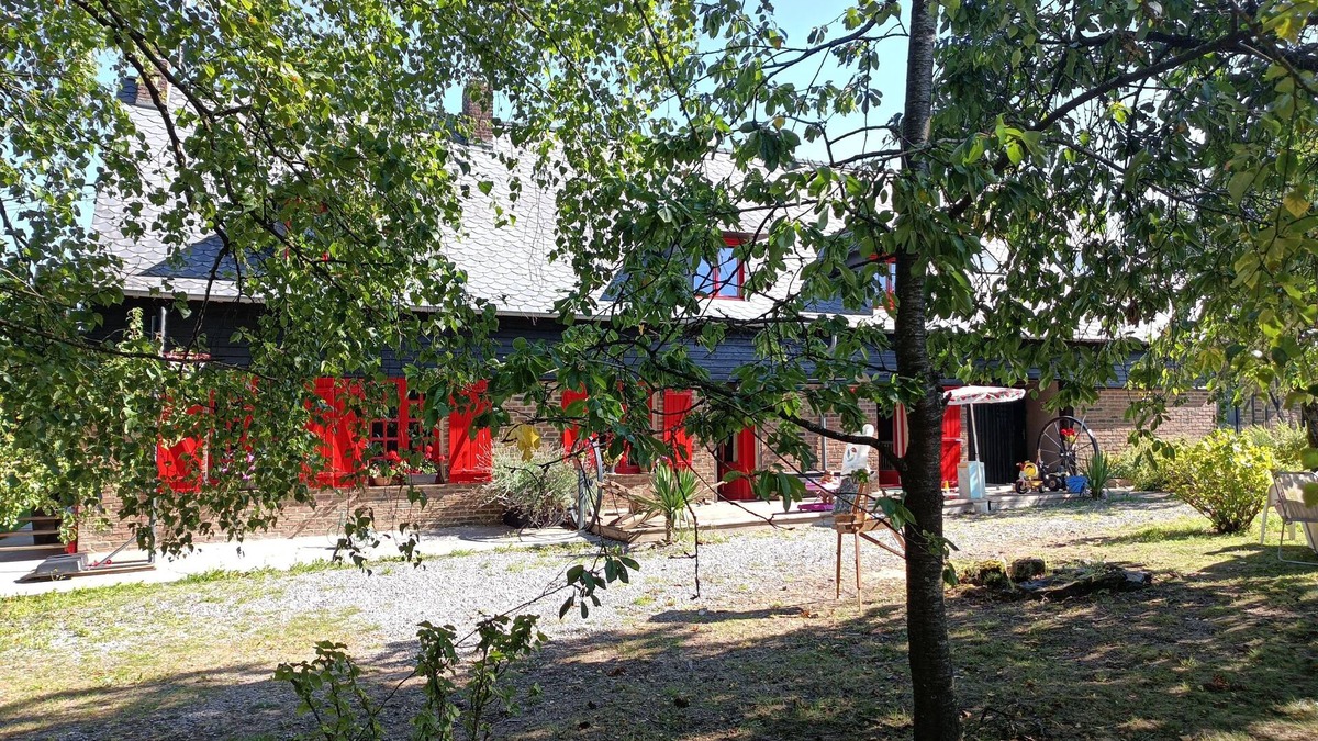 La Neuville-aux-Joutes Other | Half-timbered and brick farmhouse dating from 1819, 250 m from the Ardennes forest.