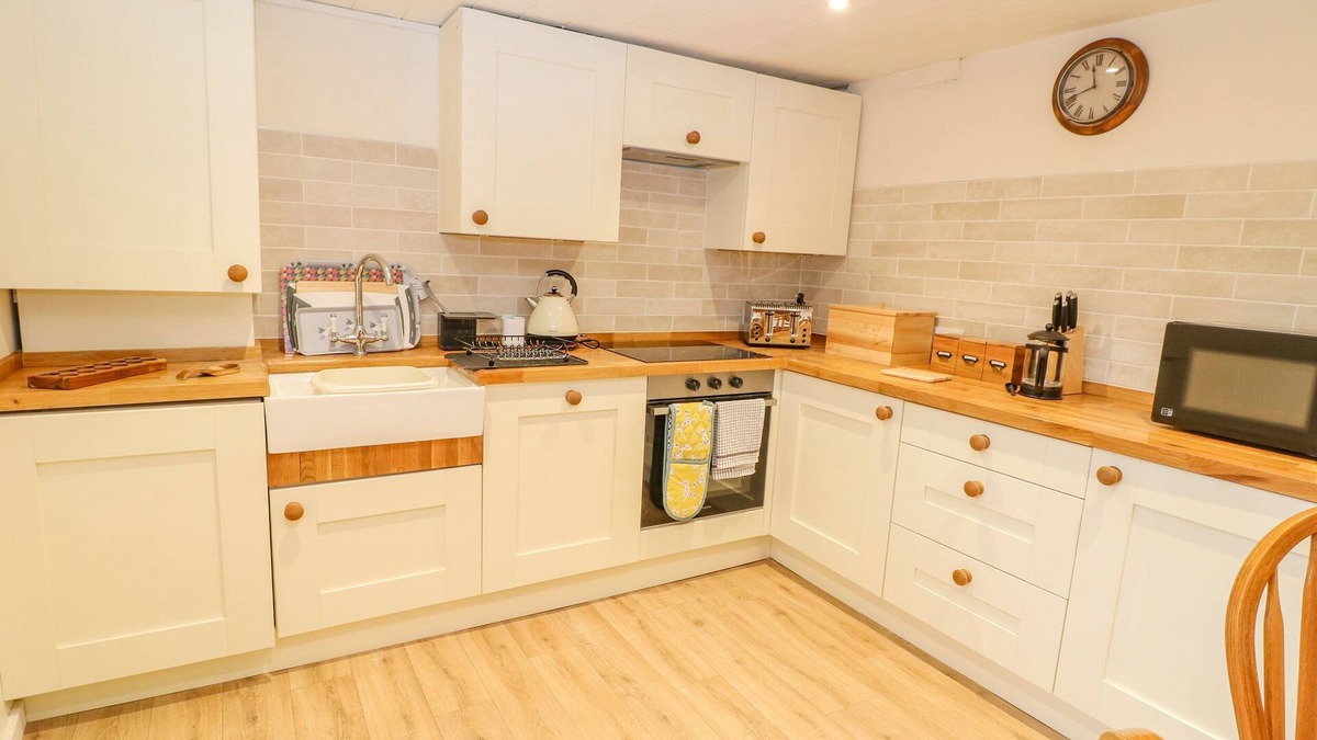 Lechlade Cottage | HALFPENNY COTTAGE, pet friendly, with a garden in Lechlade-On-Thames