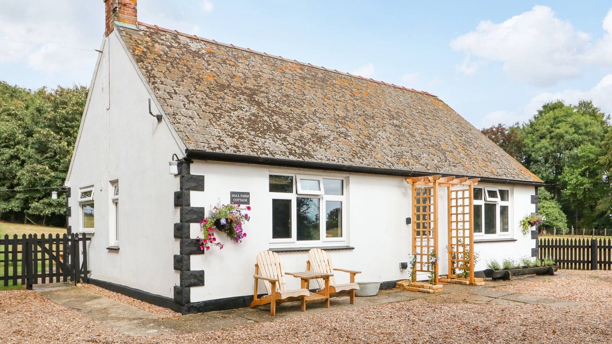 Louth House | HALL FARM COTTAGE, pet friendly, country holiday cottage in Louth
