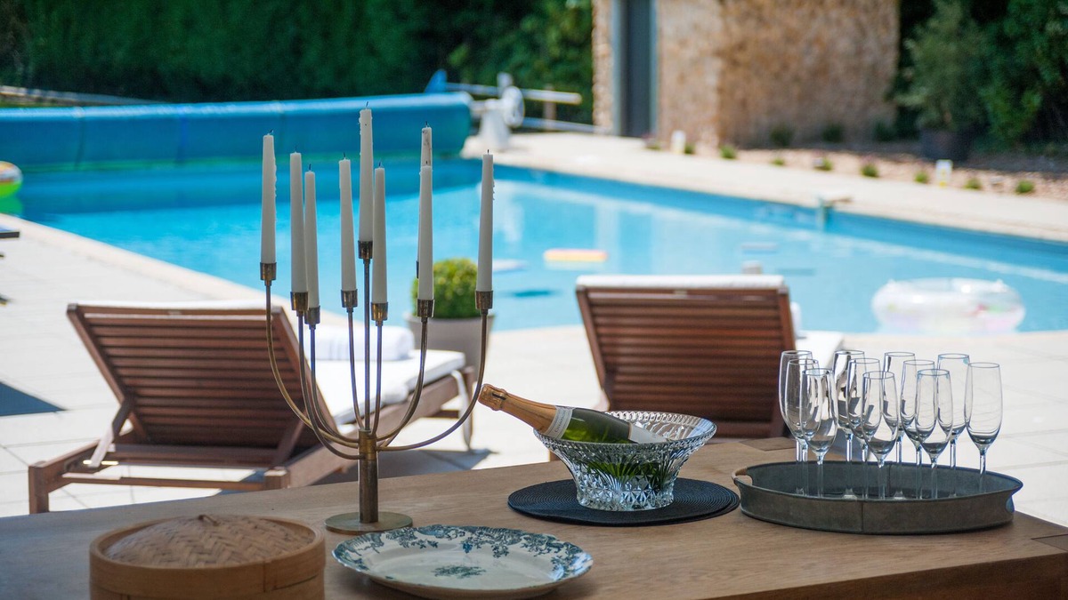 Boughton House | Hall Farmhouse. dog friendly, large outdoor pool, hot tub, firepit & XL BBQ