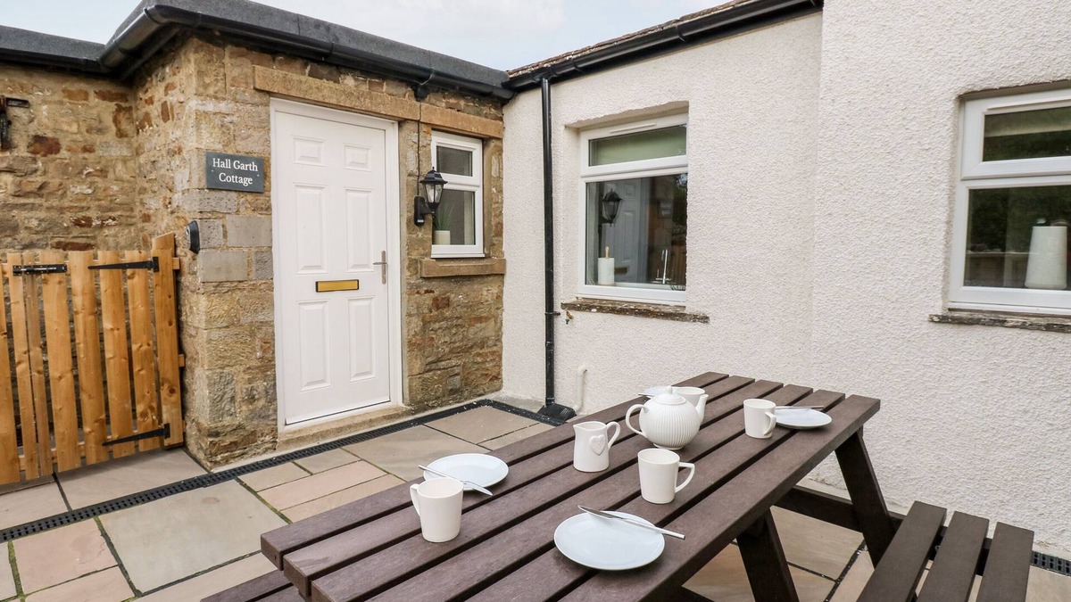 Carperby Cottage | HALL GARTH COTTAGE, pet friendly in Carperby