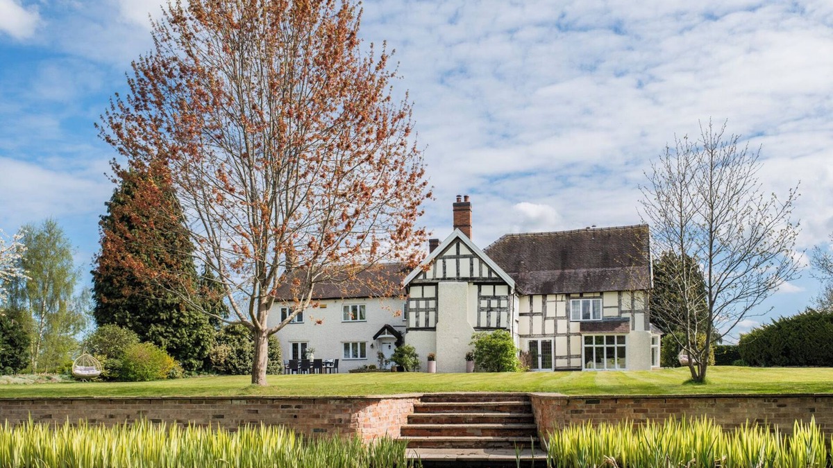 Nantwich Cottage | HALL O'COOLE, character holiday cottage, with open fire in Wrenbury