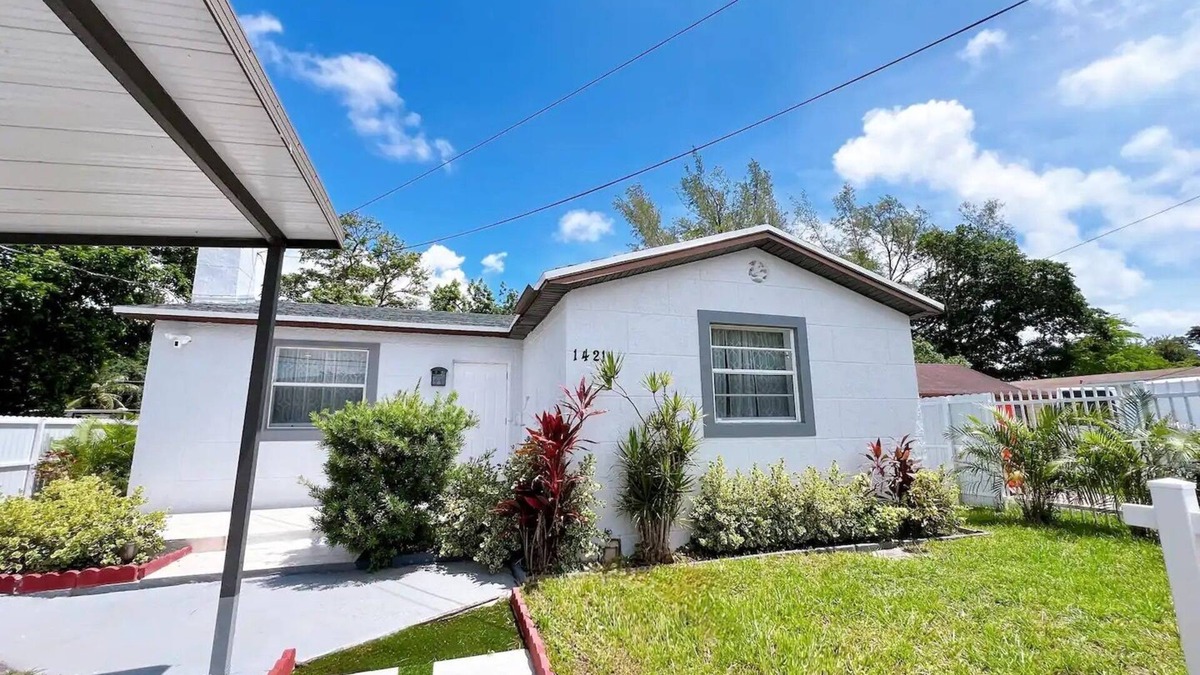 Liberty City House | Halloween Family Home 🎃 near Miami Airport in Midtown with Free Parking and WiFi