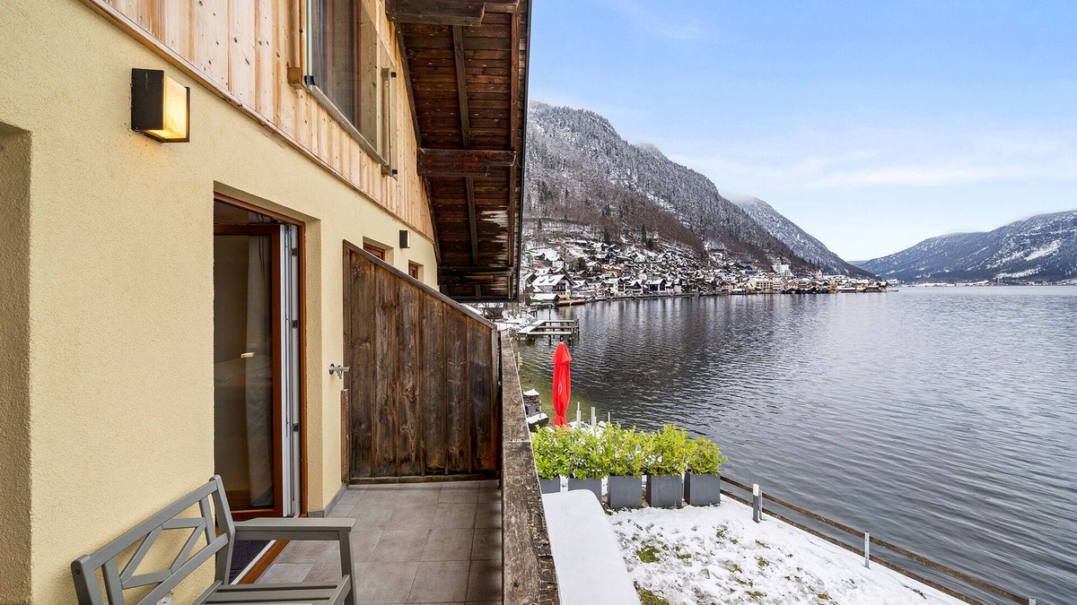 Hallstatt House | Hallstatt Seafront 5 - Room with balcony and private bathroom