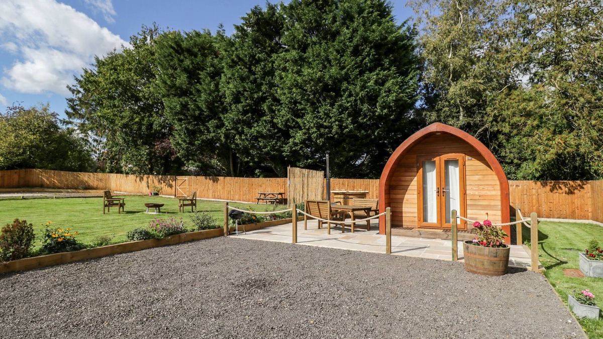 Berkeley Cottage | HALMORE POD, romantic, with hot tub in Berkeley