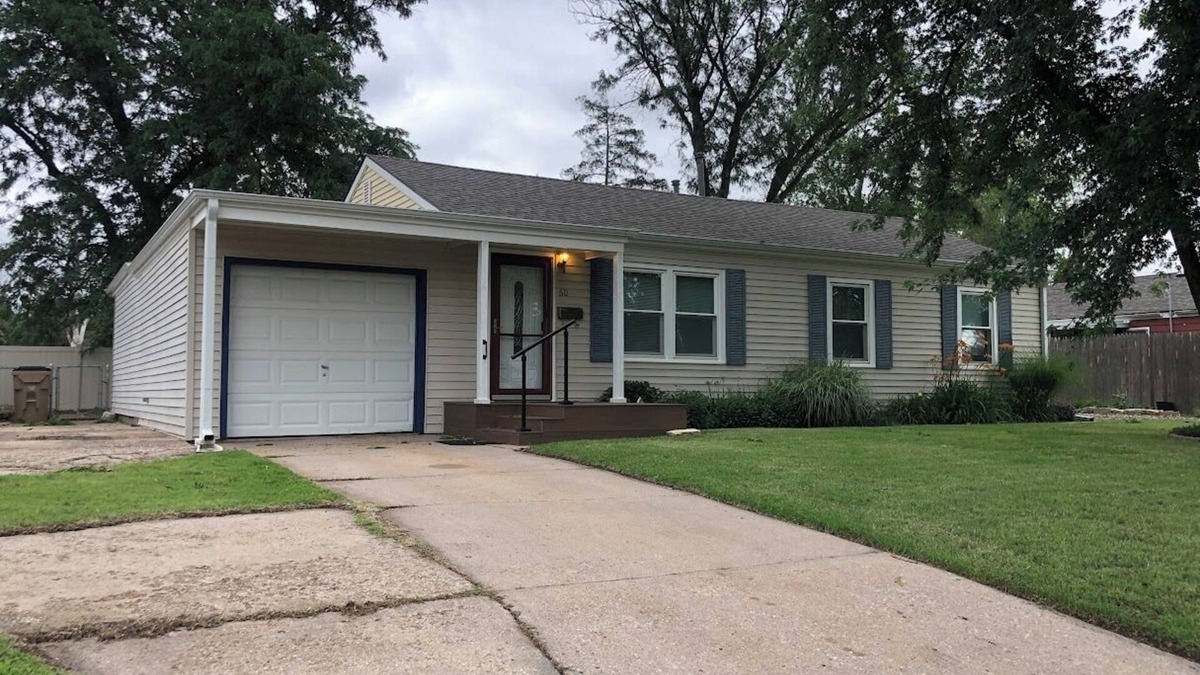 Hutchinson House | Halsey Home - Charming 2-bedroom house with AC, Wi-Fi in welcoming Hutchinson