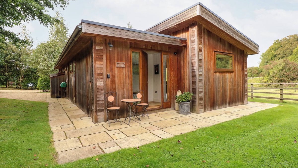 Barnsdale Cottage | HAMBLETON, pet friendly, with open fire in Exton, Rutland