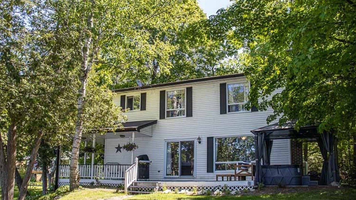 Frontenac Cottage | Hambly House - Luxury Waterfront Cottage w/Sand Beach & Hot Tub!