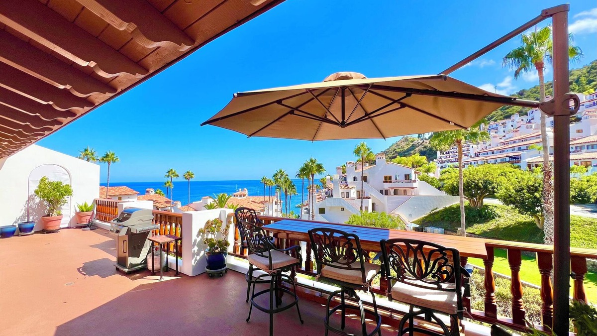 Avalon Condo | Hamilton Cove 2-bedroom condo with golf car & A/C in pleasant Catalina Island