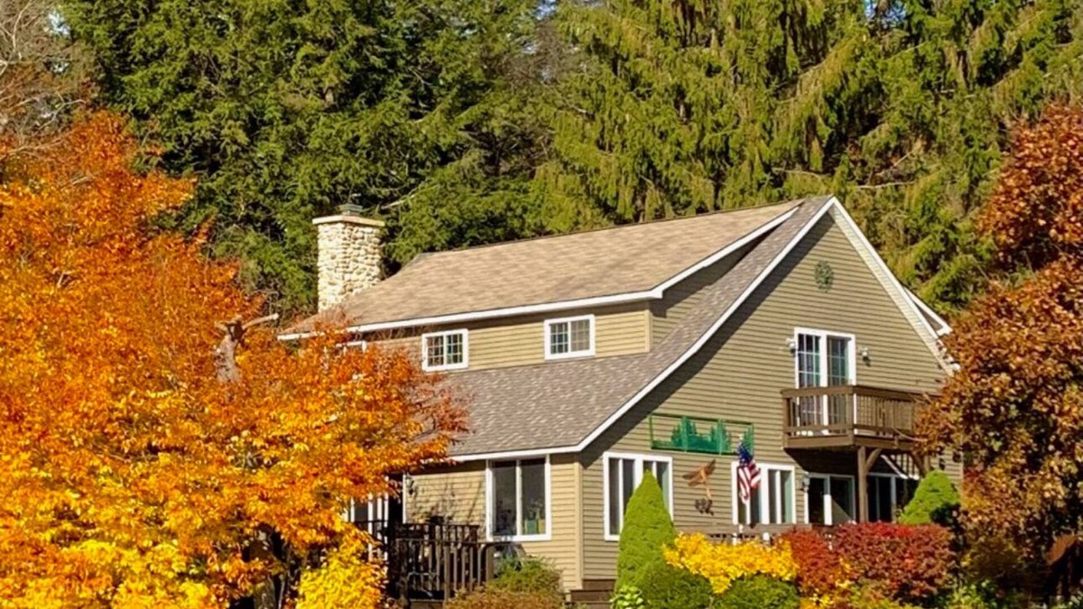 Hamilton House | Hamilton Lake Moraine 4 BR Waterfront Retreat w/2 Master Suites Colgate Visits