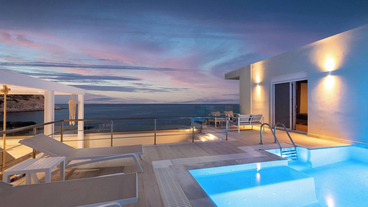 Stegna Villa | Hamilton Sea Front Villa
