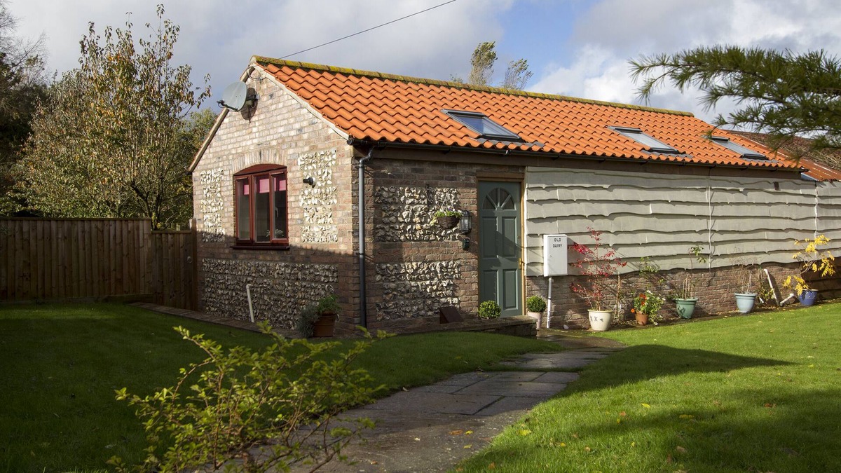 East Knighton House | HAMLET, 1LEVEL, PRIVATE ENCLOSED GARDEN., MAX 2 MEDIUM SIZE DOGS £20 PER DOG.