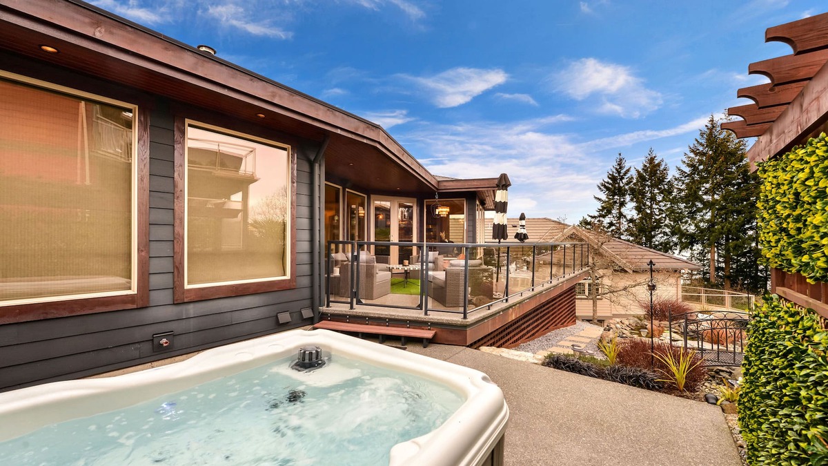 Regional District of Nanaimo House | Hammond Bay Executive 3 Bedroom Luxury Home in Nanaimo BC