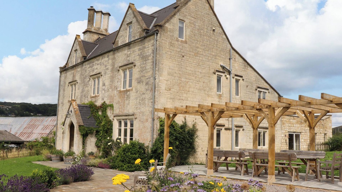 Stroud House | HAMMONDS FARMHOUSE, family friendly, luxury holiday cottage in Stroud
