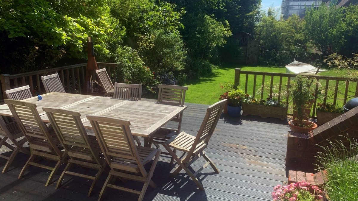 Frognal and Fitzjohns Apartment | Hampstead haven - 2BR 2BA - private deck & 425sqm garden, gated parking