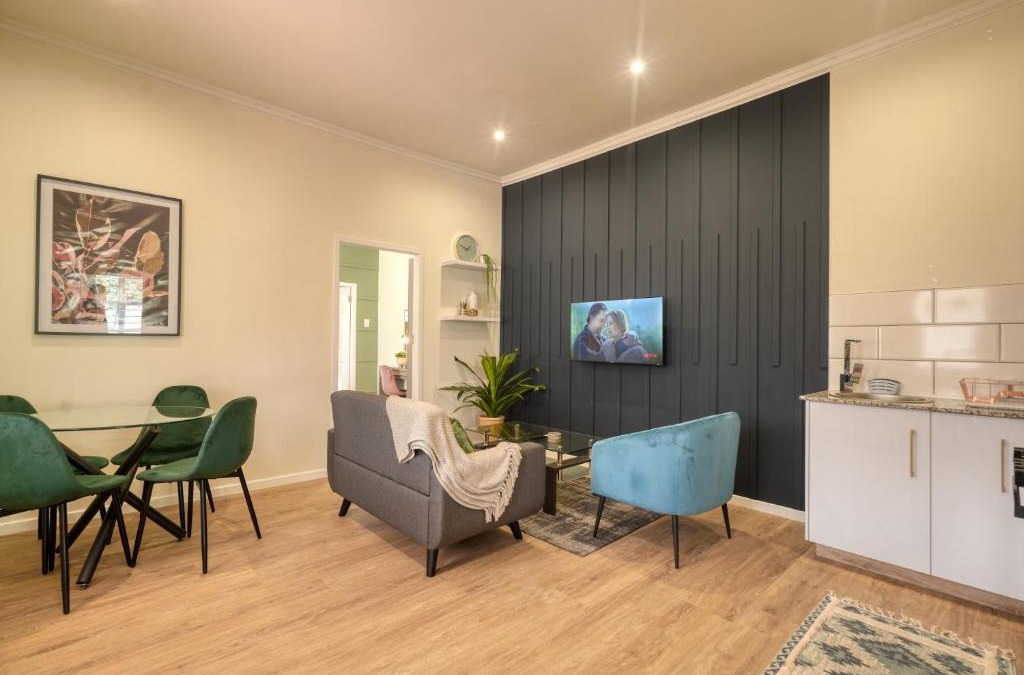 Windermere Apartment | Hampton Collection Modern 1 or 2 Bedroom Apartment with Pool