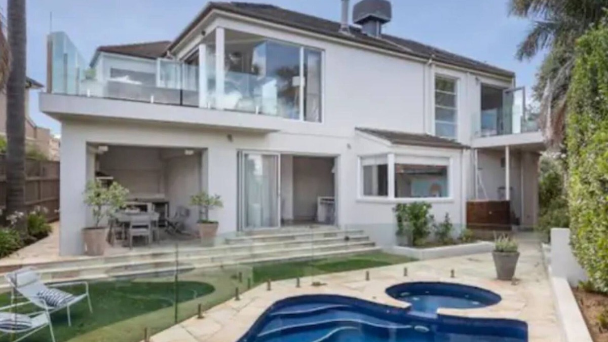 Hampton House | Hampton Haven Pool metres to the Beach