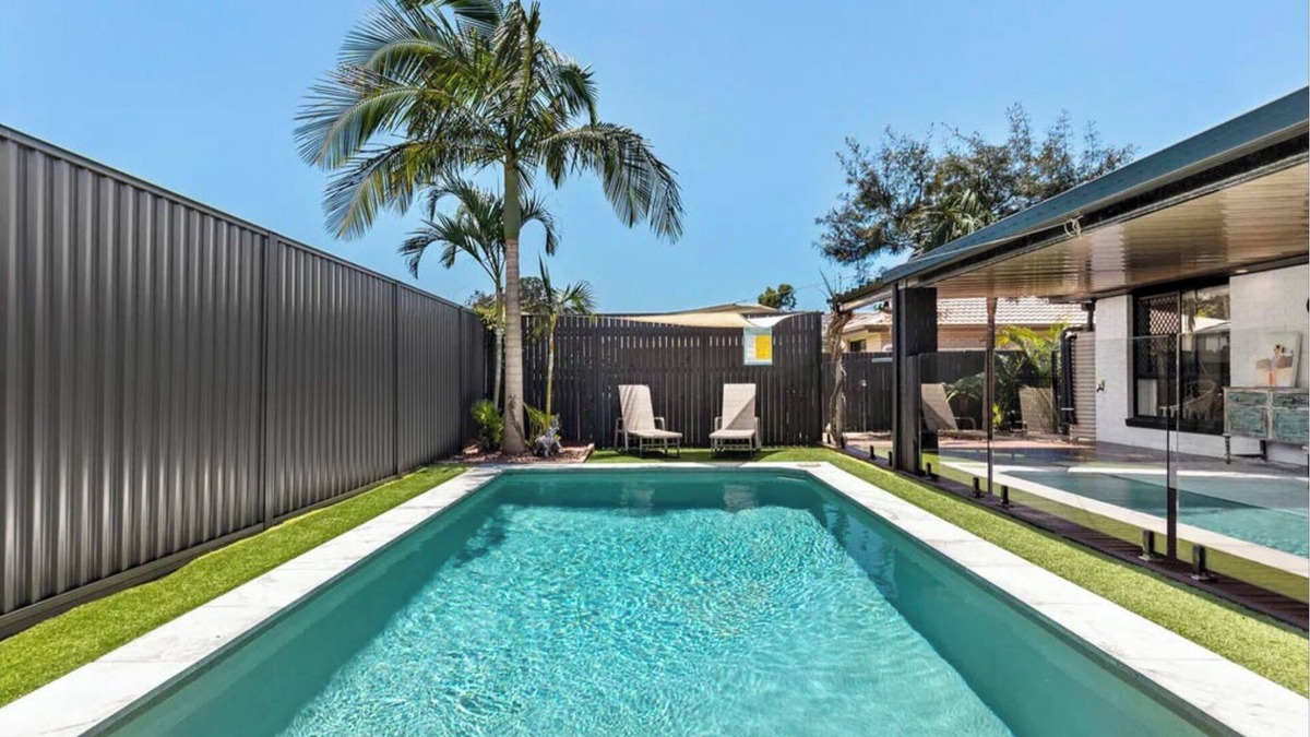 Pimpama House | Hampton Holiday Home with Pool, BBQ & 10 min drive to Theme Parks!