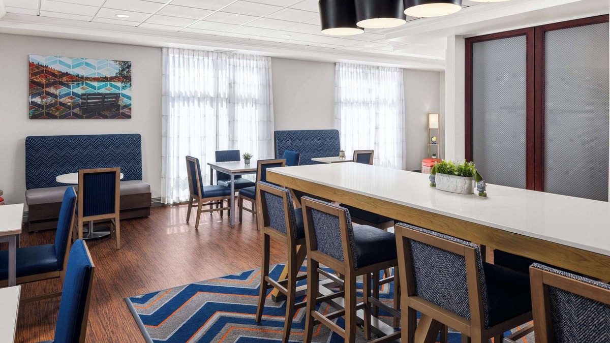 Fairmont Hotel | Hampton Inn Fairmont